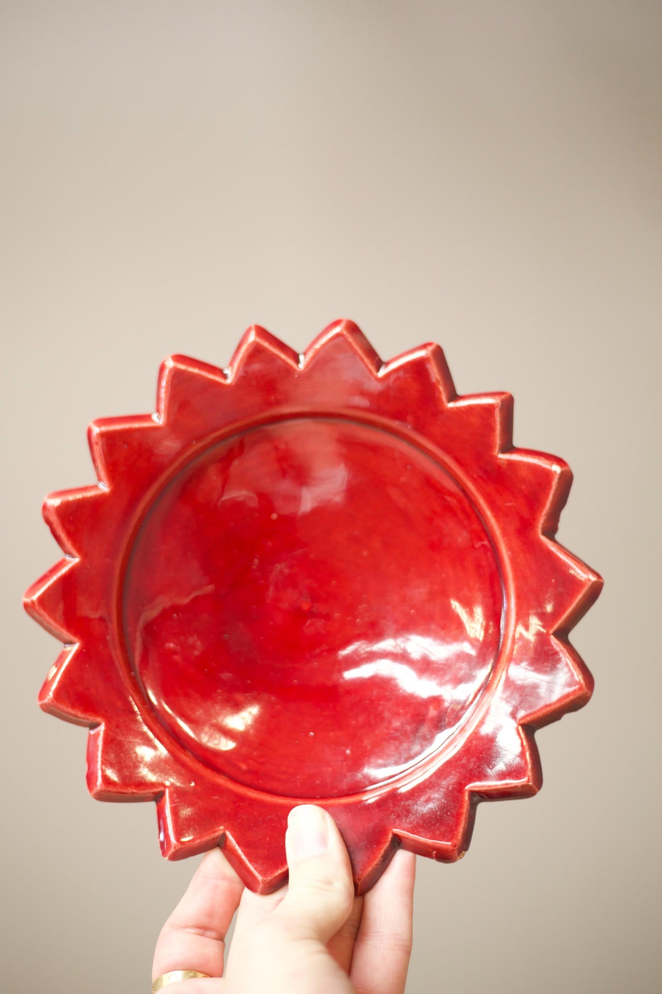 Set of 3 early 20th century starburst pottery plates - Red