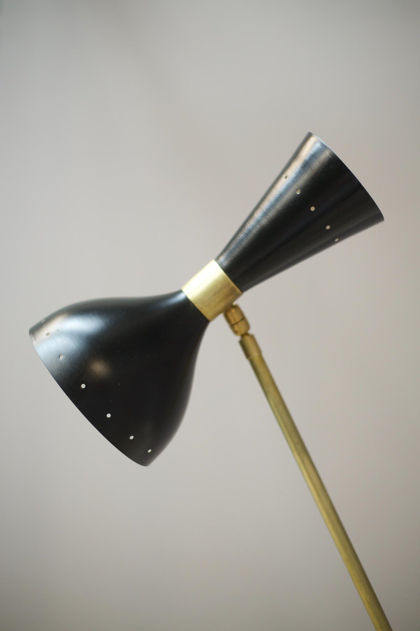 Mid century brass and black Italian floor lamp by Stilnovo