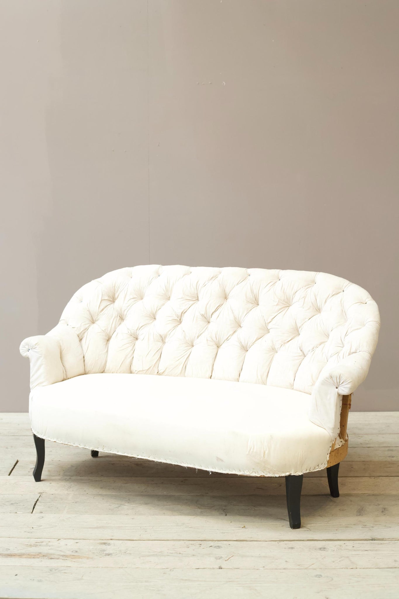Napoleon III buttoned curved back sofa