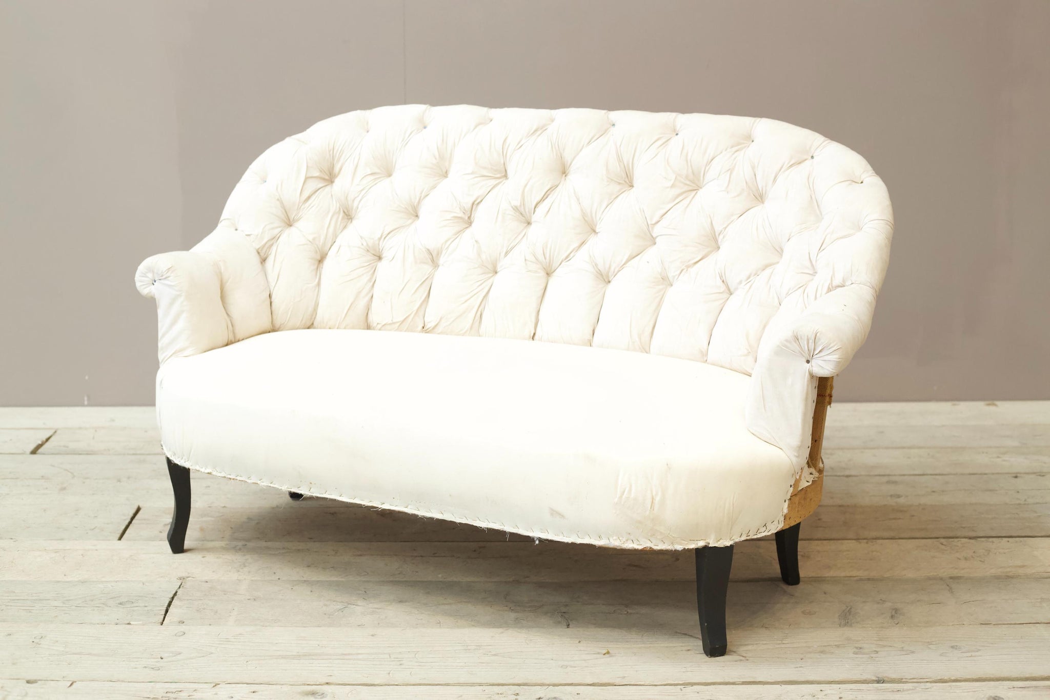 Napoleon III buttoned curved back sofa