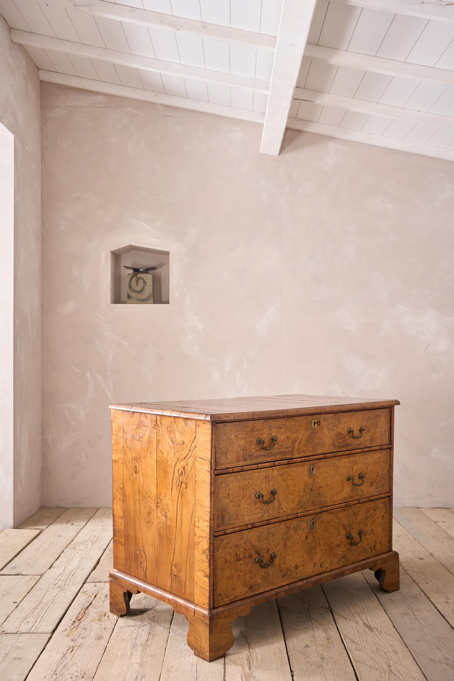c.1720 English Georgian burr walnut chest of drawers