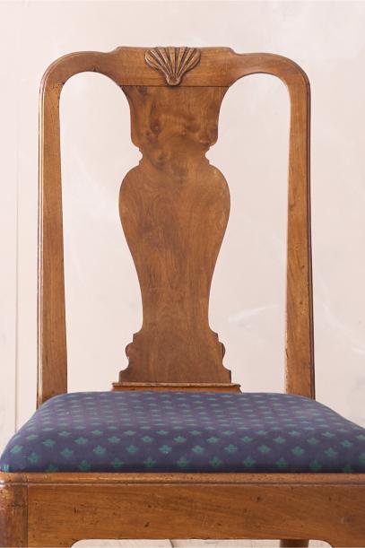 Set of 4 Genuine Queen Anne dining chairs