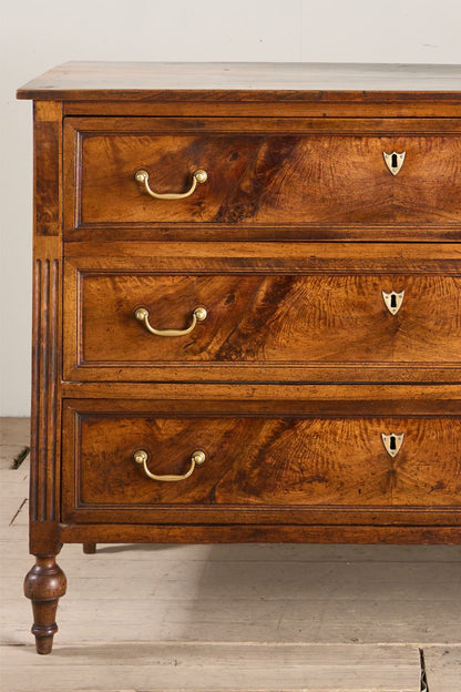 18th century Walnut and elm French chest of drawers