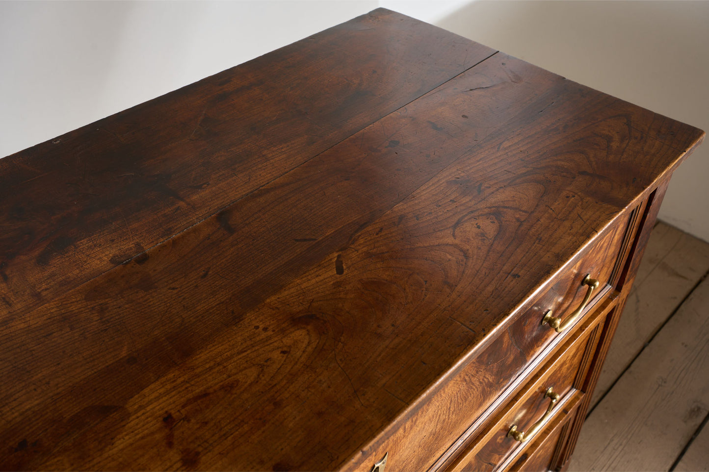 18th century Walnut and elm French chest of drawers