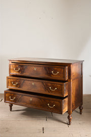 18th century Walnut and elm French chest of drawers