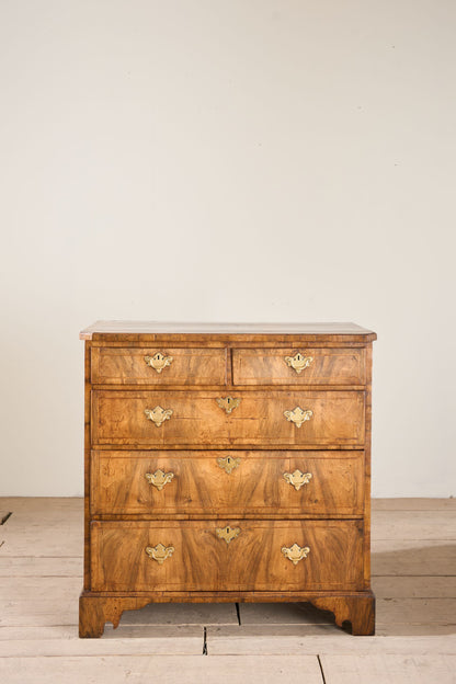 18th century Walnut chest of drawers