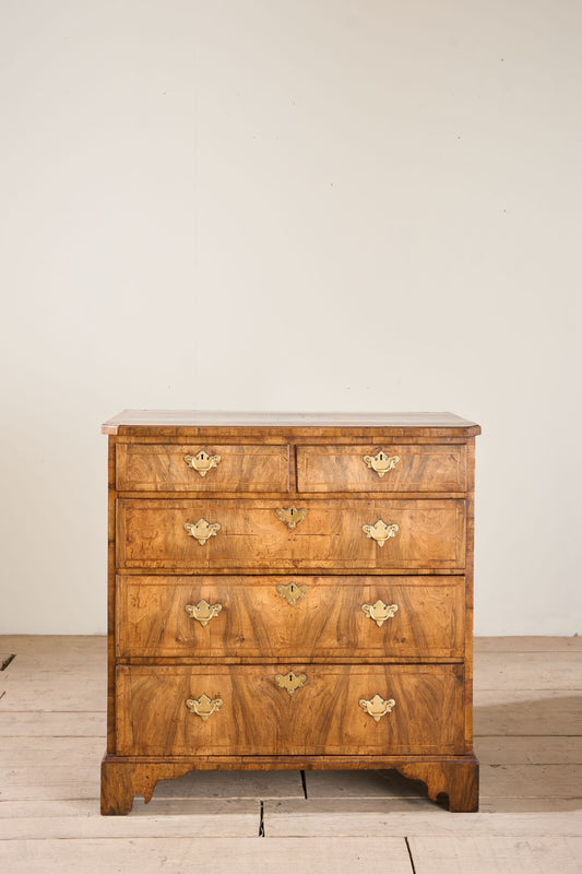18th century Walnut chest of drawers