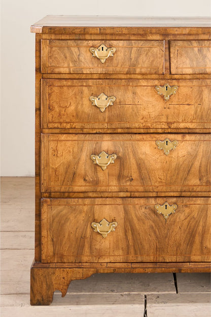 18th century Walnut chest of drawers
