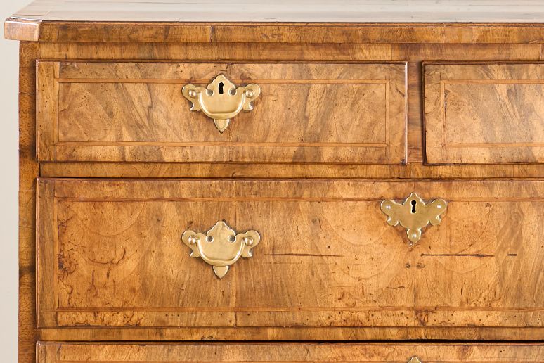 18th century Walnut chest of drawers
