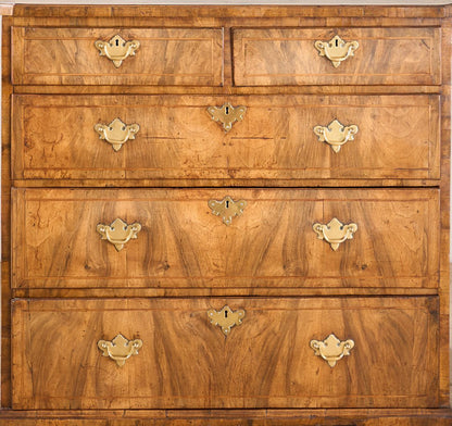 18th century Walnut chest of drawers