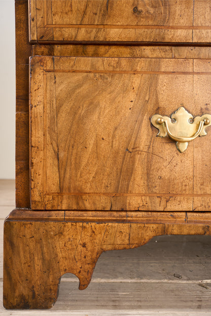 18th century Walnut chest of drawers