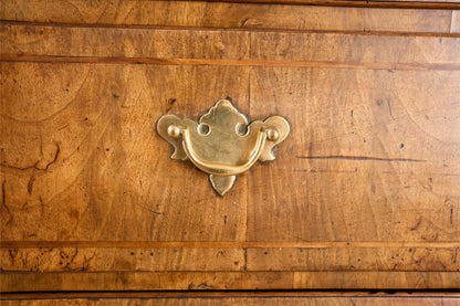 18th century Walnut chest of drawers