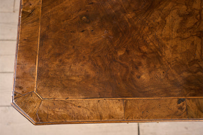 18th century Walnut chest of drawers