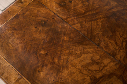 18th century Walnut chest of drawers