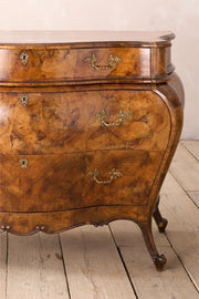 Early 20th century Italian Burr walnut chest of drawers