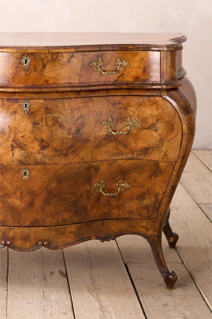 Early 20th century Italian Burr walnut chest of drawers