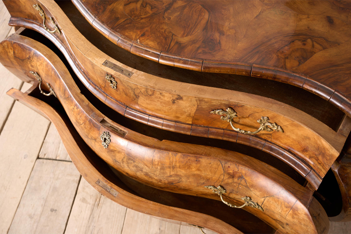 Early 20th century Italian Burr walnut chest of drawers
