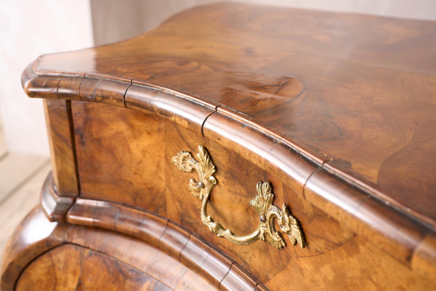Early 20th century Italian Burr walnut chest of drawers