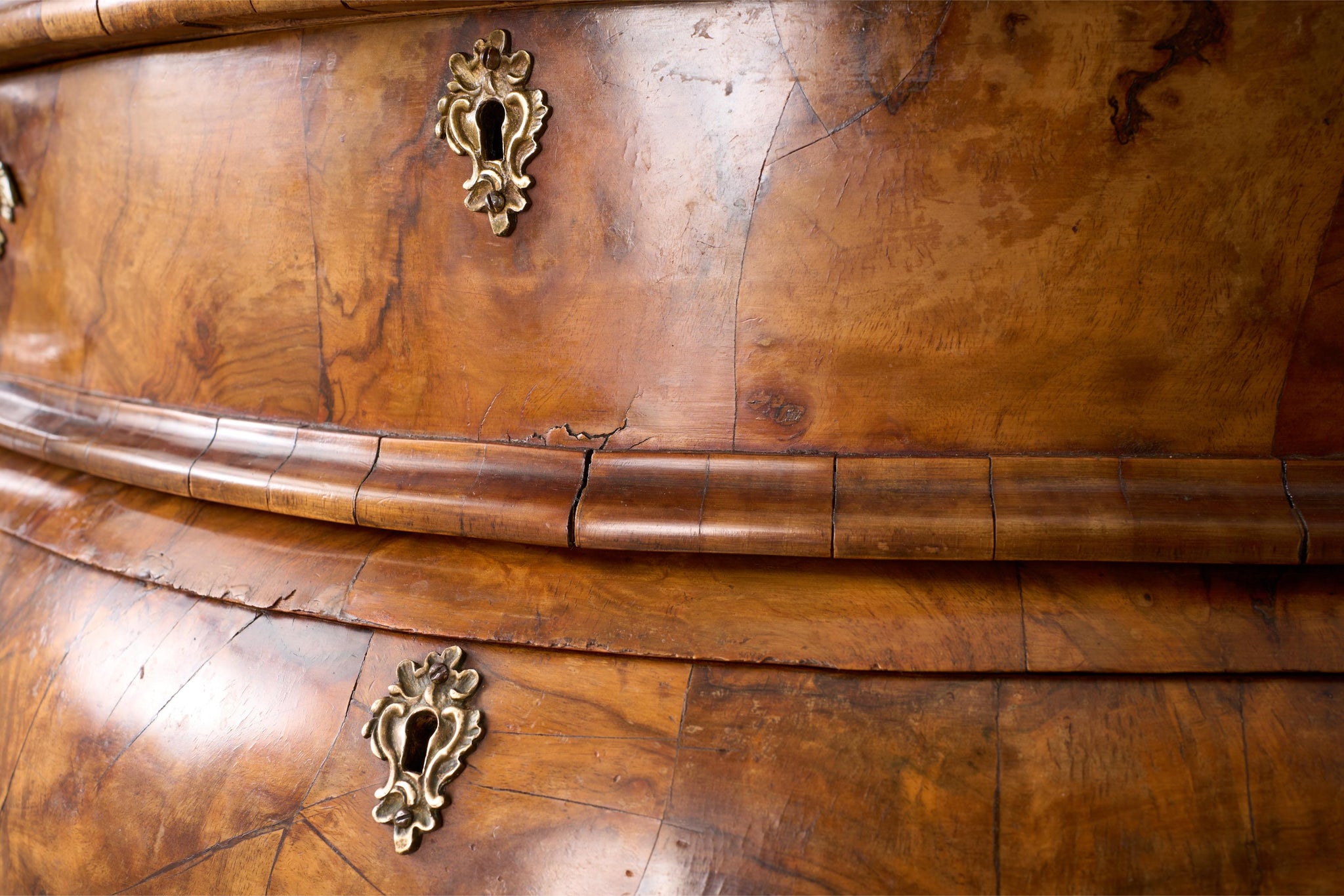 Early 20th century Italian Burr walnut chest of drawers