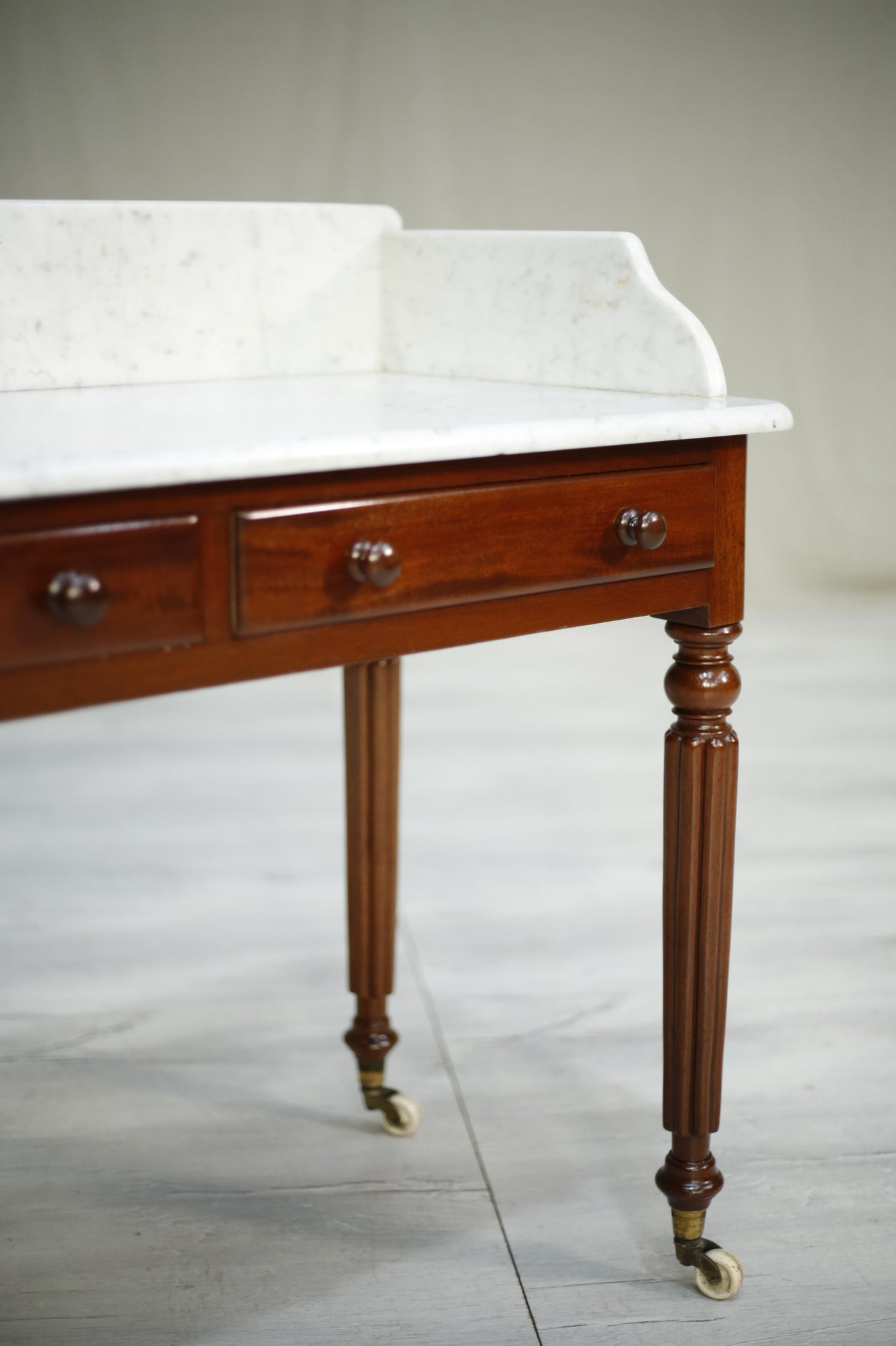 Antique 19th century Mahogany and marble wash stand, in the manner Gillows