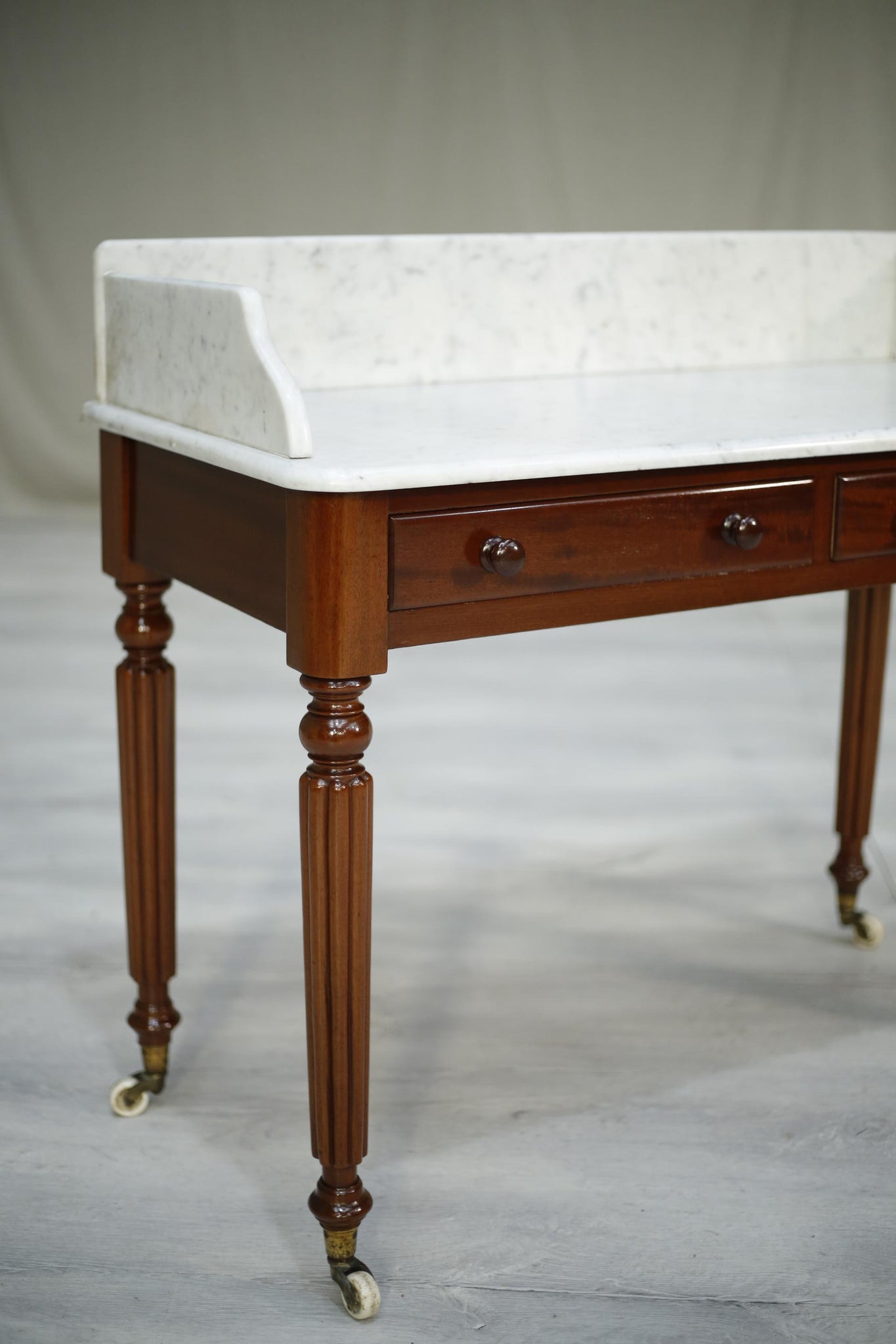 Antique 19th century Mahogany and marble wash stand, in the manner Gillows