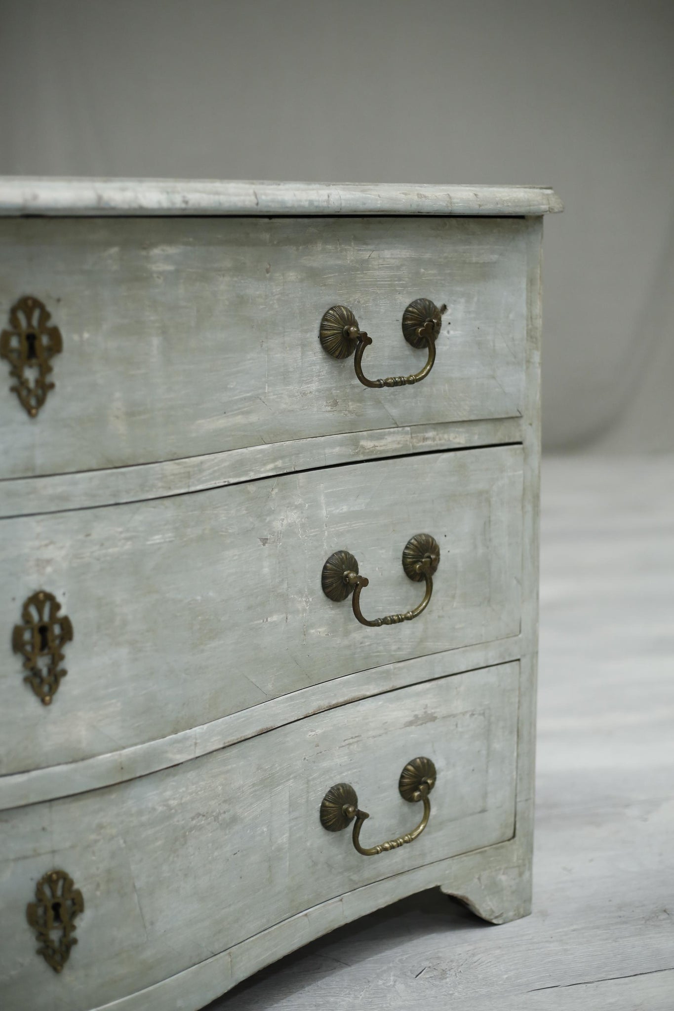 18th century Serpentine chest of drawers in grey paint