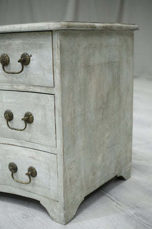 18th century Serpentine chest of drawers in grey paint