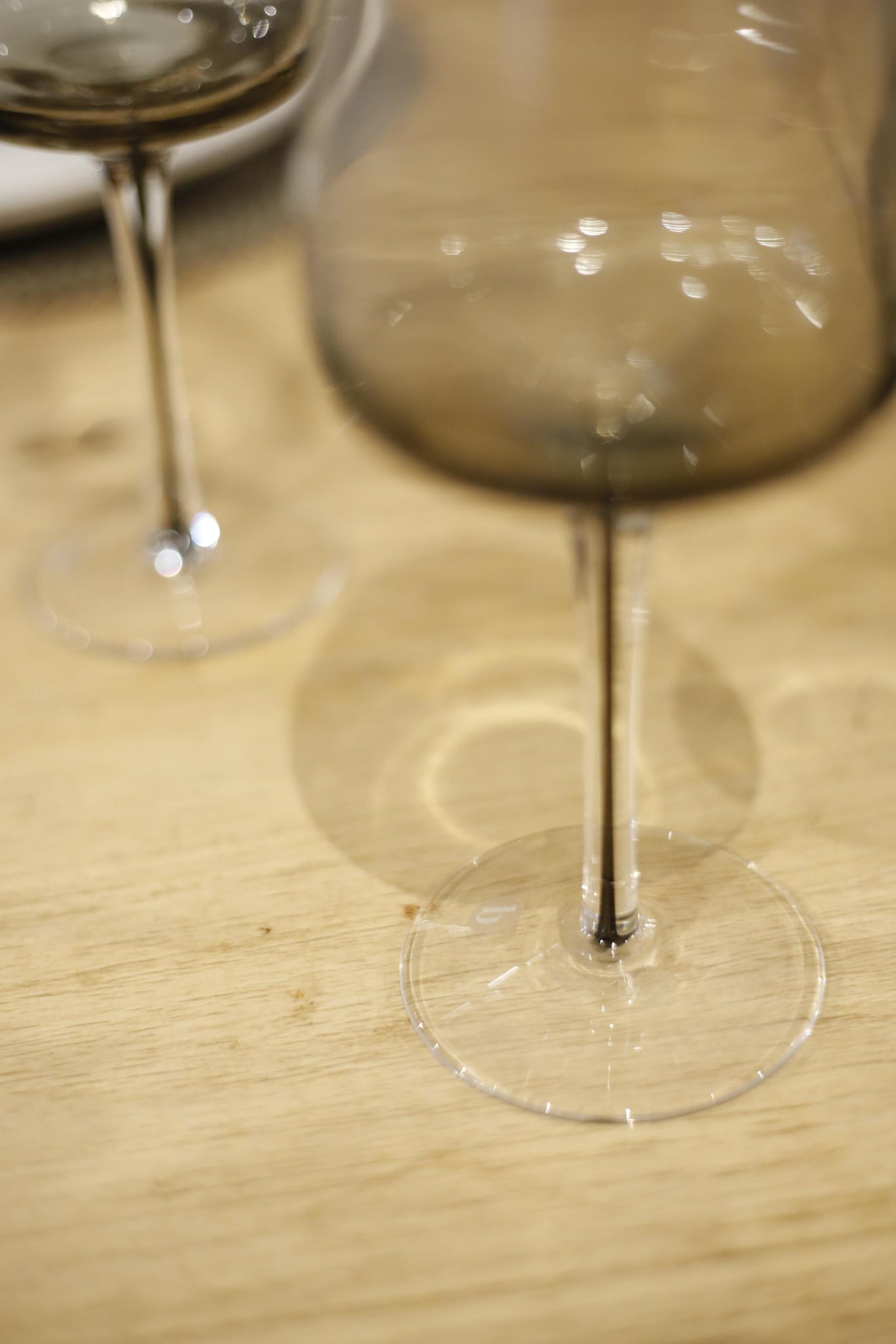WHITE WINE GLASS 'SMOKE' GLASS