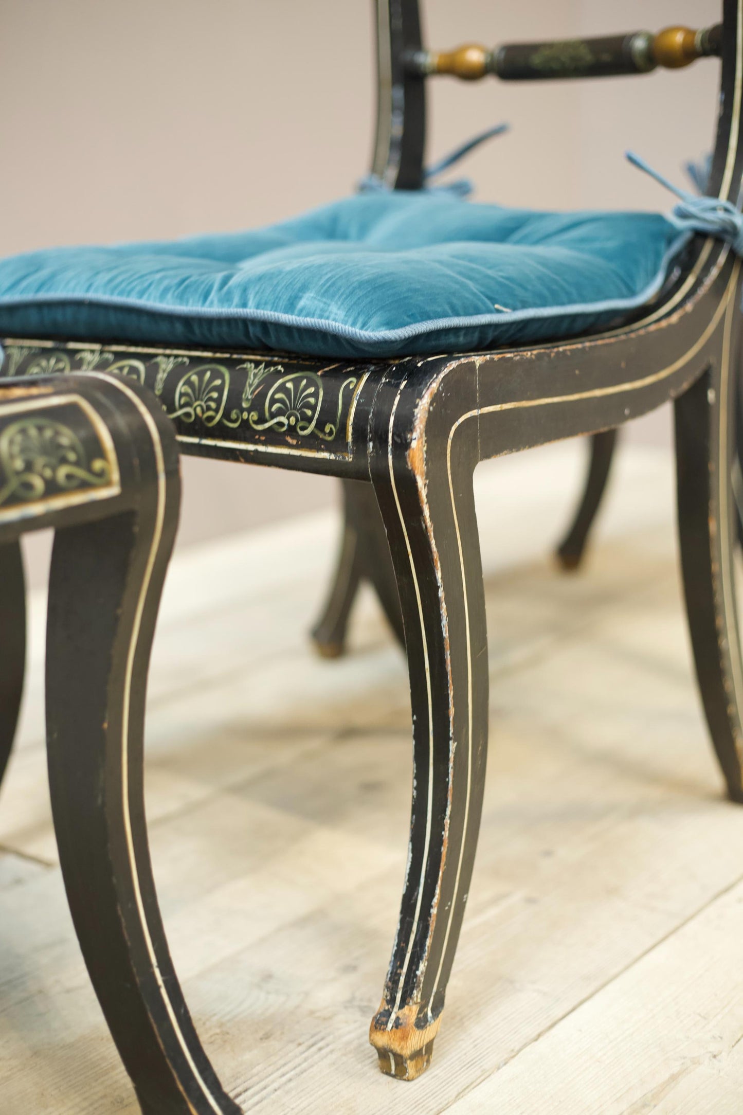 Set of 8 Georgian regency period dining chairs with painted decoration