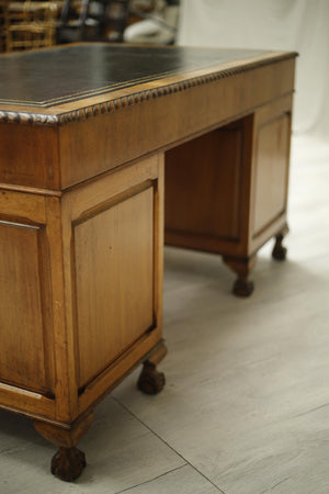 Early 20th century English mahogany pedestal desk