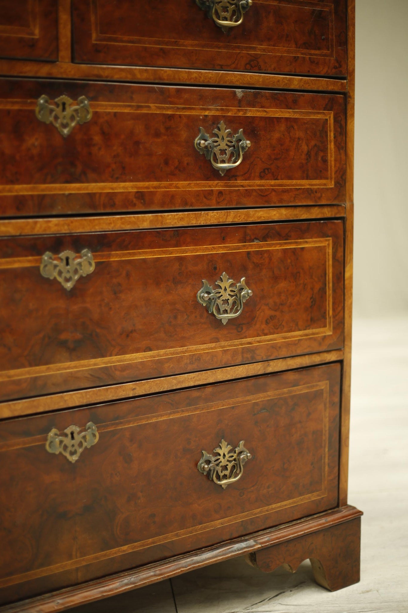 Georgian Burr walnut chest of drawers